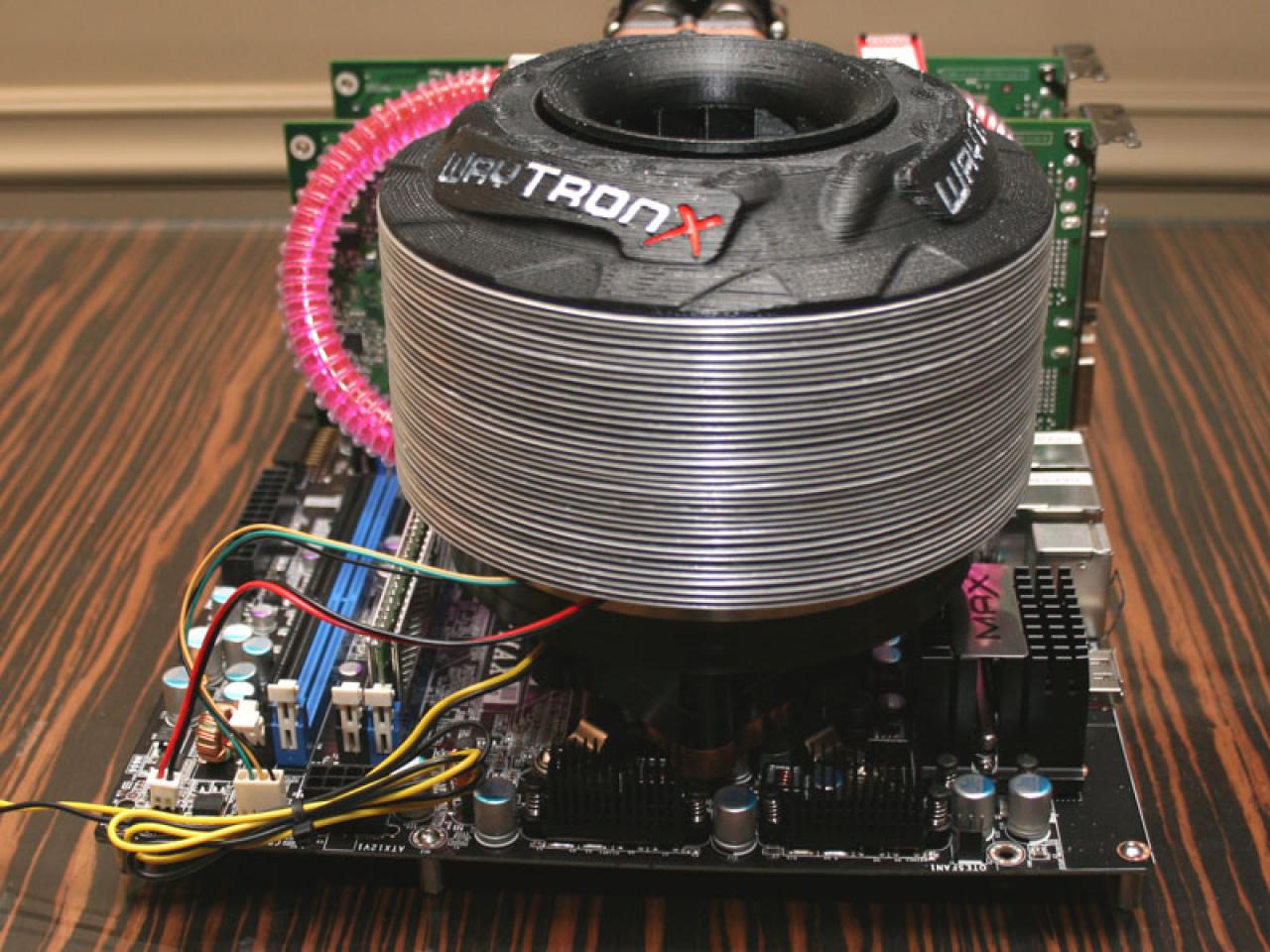 [31/01/2008] WayTronX mit angeschlossenen Grafikkarten. (Bild: Techpowerup)