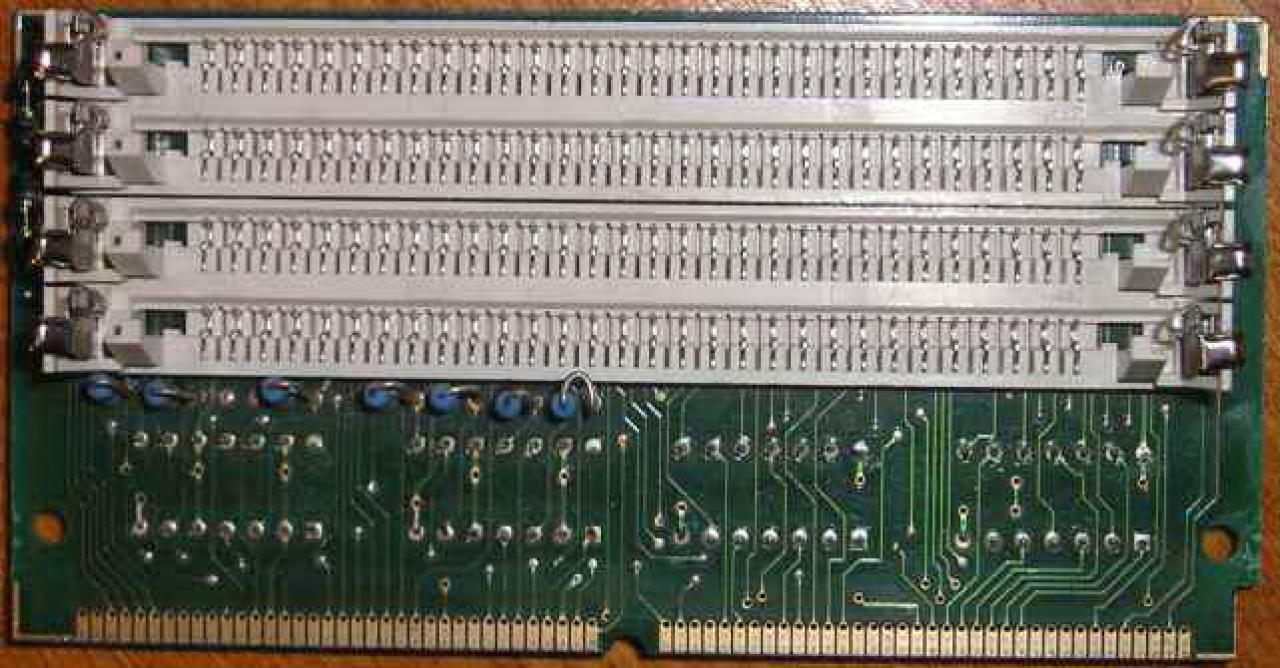[17/01/2008] Ein SIMM-Shuttle zur Verwendung von vier 30-Pin-Modulen in einem 72-Pin-Slot. (Bild: srot.wz.cz)