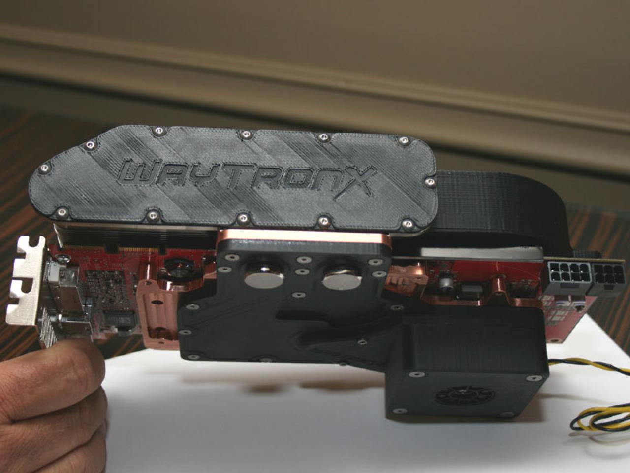 [31/01/2008] WayTronX: Die Laing DCC unten rechts ist auf diesem Bild gut zu erkennen. (Bild: Techpowerup)