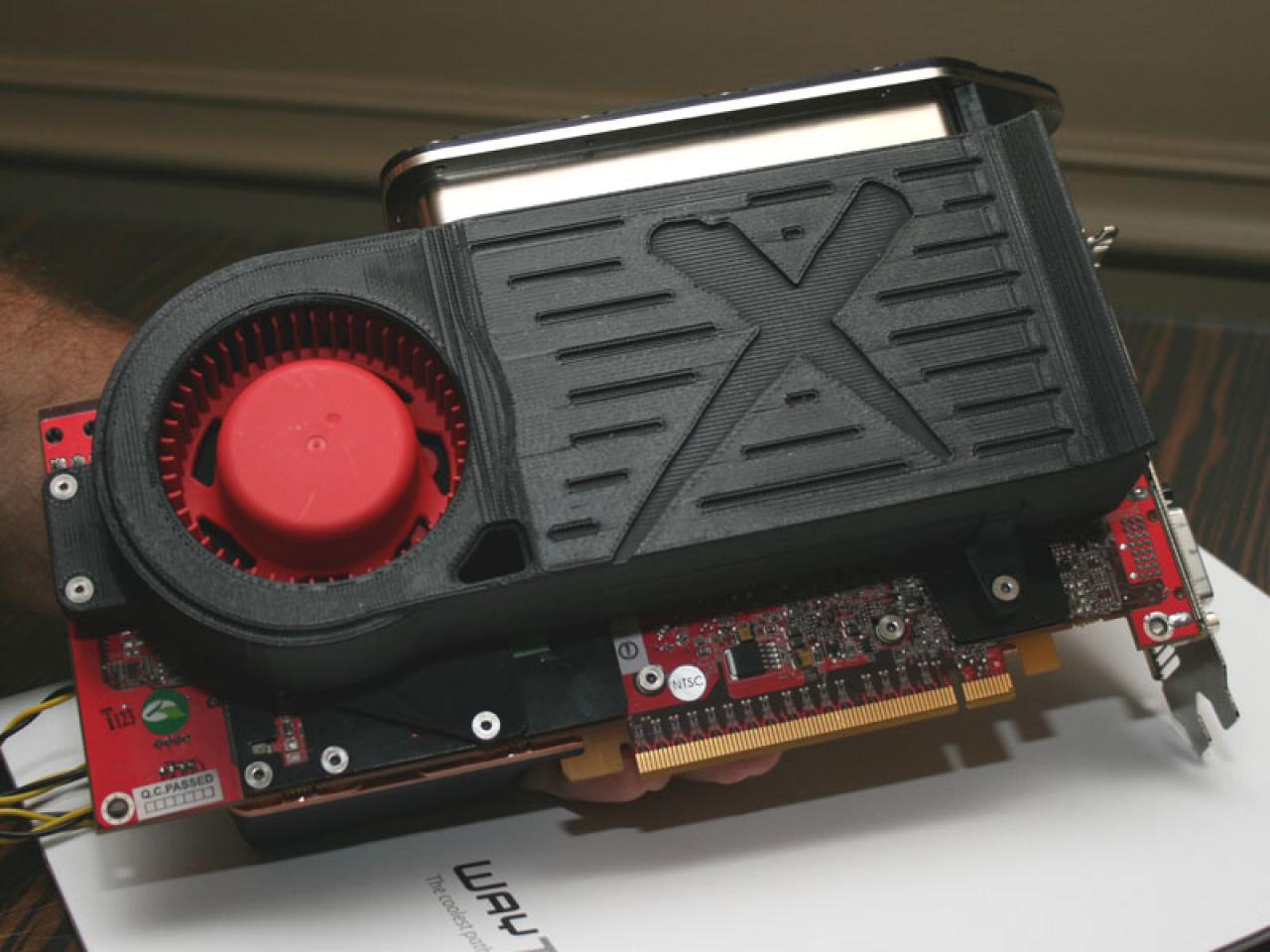[31/01/2008] WayTronX: Der Radiallüfter samt Radiator. Beide belegen leider geschätzt zwei Slots. (Bild: Techpowerup)