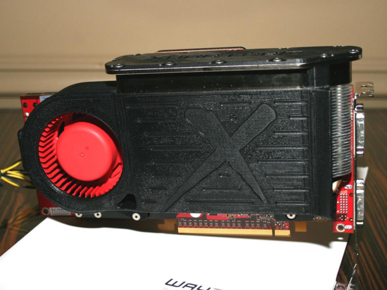[31/01/2008] WayTronX: Der Radiallüfter samt Radiator. Beide belegen leider geschätzt zwei Slots. (Bild: Techpowerup)
