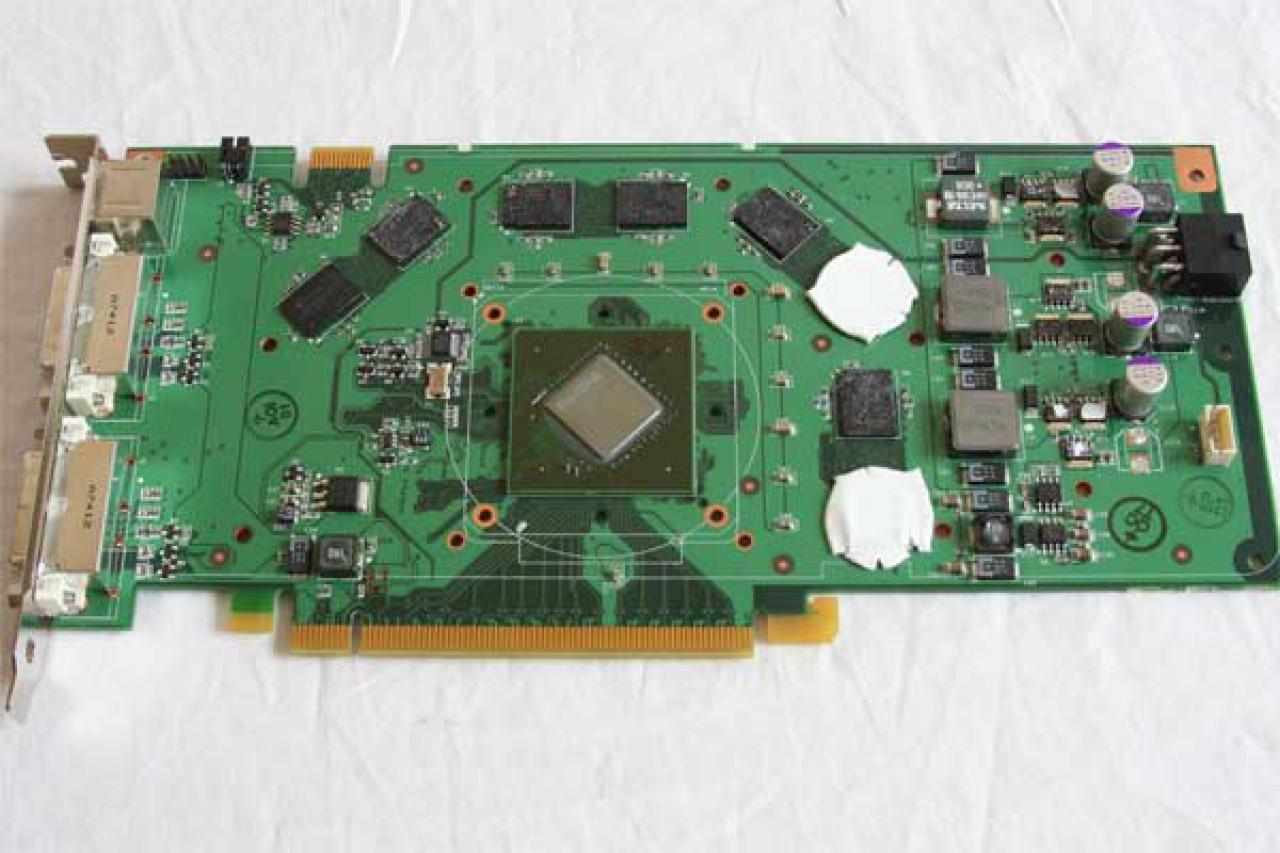 [18/01/2008] Auffällig ist vor allem die Ähnlichkeit zum PCB-Design Geforce 8800 GT, sowie die winklig angeordnete DIE und der fehlende Metal-Rahmen des G94 (Bild: pcper.com)