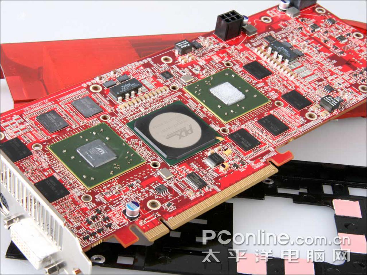 [22/01/2008] Gut zu erkenen: Die zwei GPUs sowie der Kommunikations-Chip (Bild: PConline.com.cn)