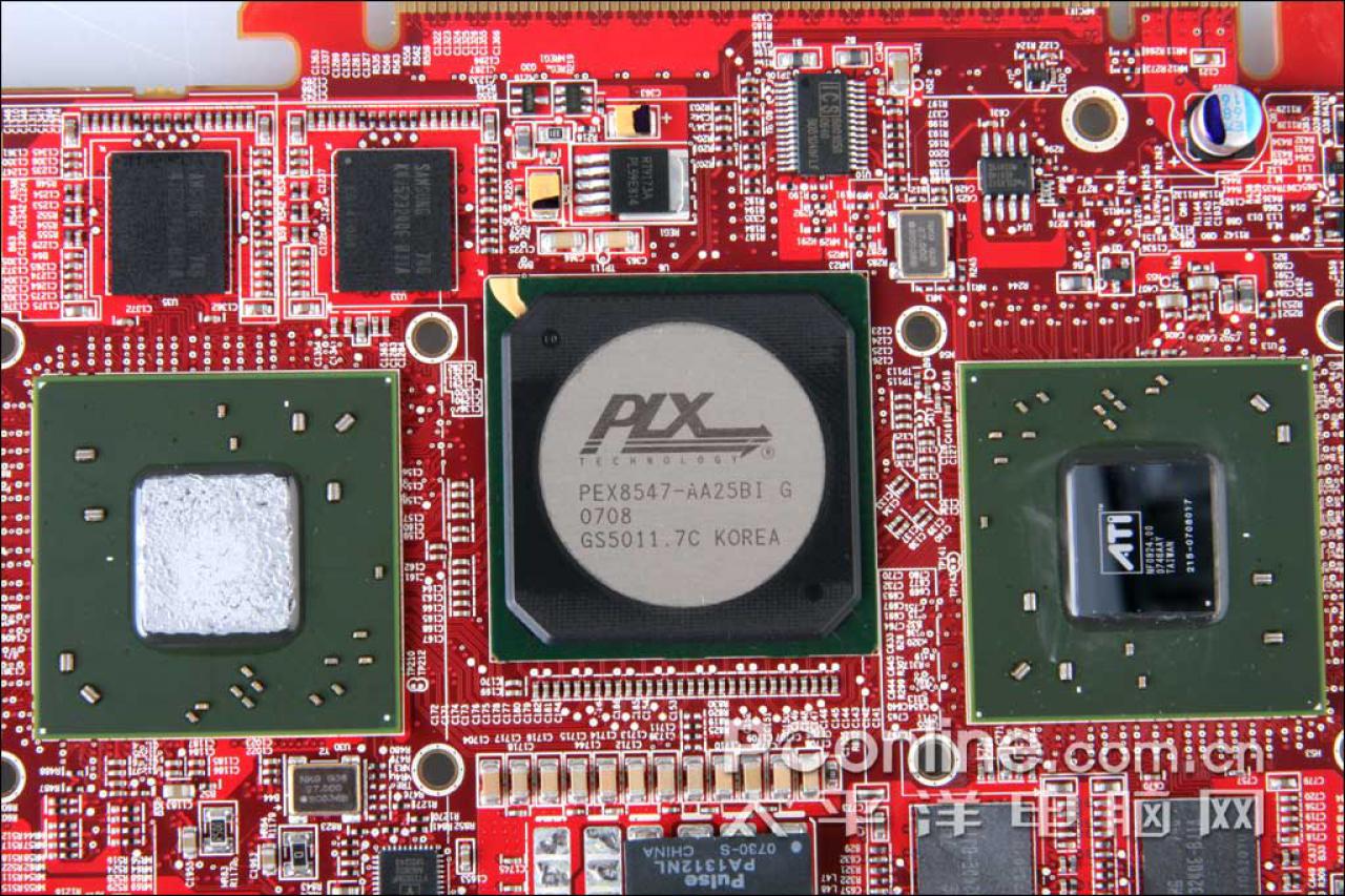 [22/01/2008] Die zwei R670-GPUs und der PLX-Chip in der Nahaufnahme (Bild: PConline.com.cn)