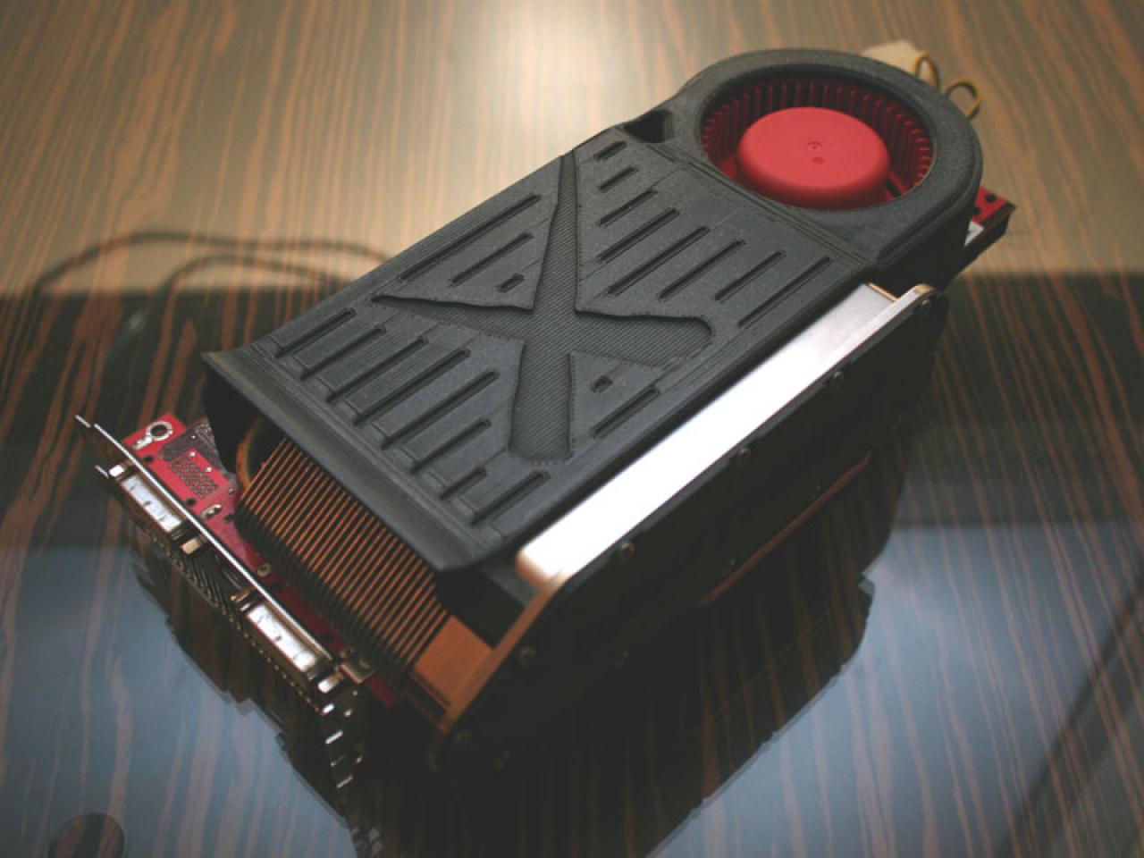 [31/01/2008] WayTronX: Die HD3870 mit montiertem All-in-one-Wasserkühler. Als Pumpte kommt eine Laing DCC zum Einsatz, die extra mit Strom versorgt werden muss. (Bild: Techpowerup)