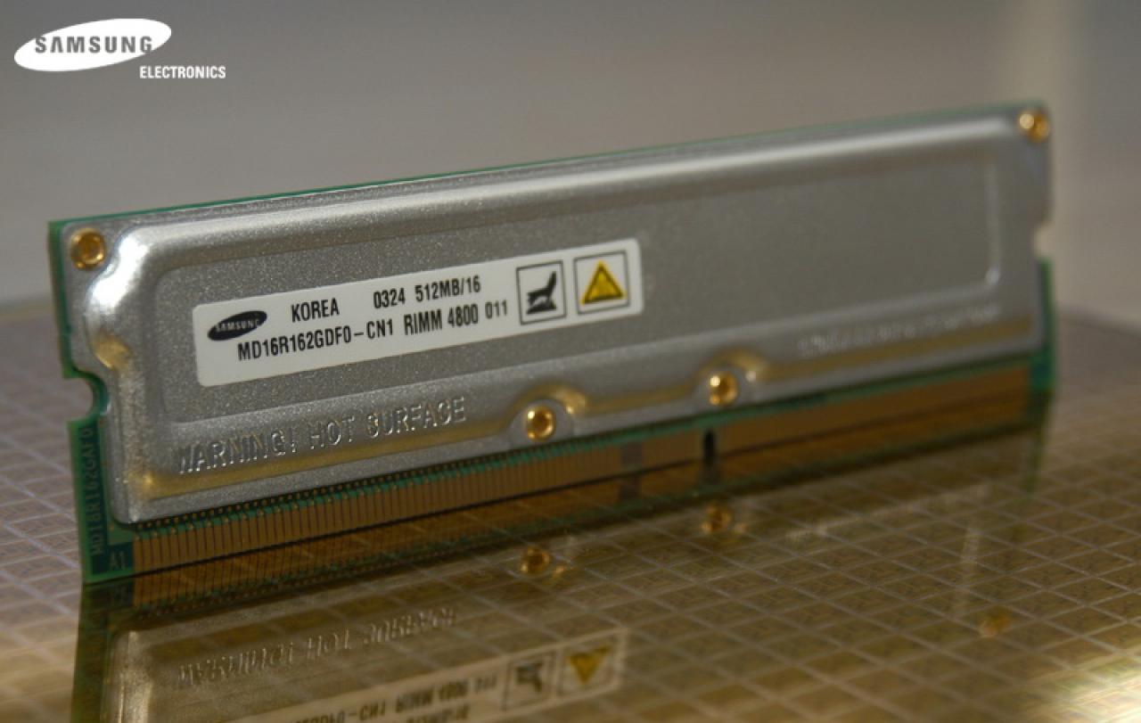 [17/01/2008] War einst sehr teuer: Rambus' RDRAM - hier ein Modul von Samsung mit Heatspreader. (Bild: Samsung)