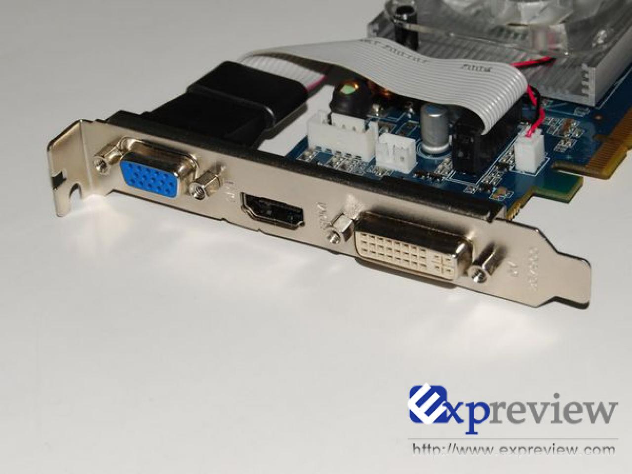 [14/01/2008] Zotac Geforce 8400 GS: Die Low-Profile-Blende kann gegen eine Full-Height-Version getauscht werden und erlaubt dann zusätzlich einen Dsub-15-Anschluss (Bild: Expreview.com)
