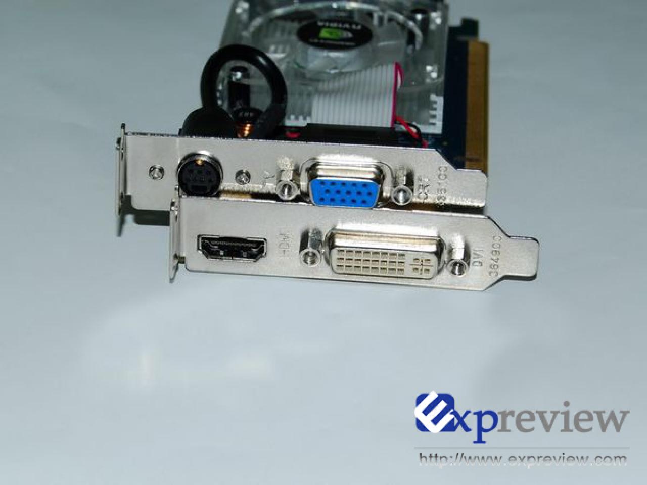 [14/01/2008] Zotac Geforce 8400 GS: Beide Slotbleche im Vergleich (Bild: Expreview.com)