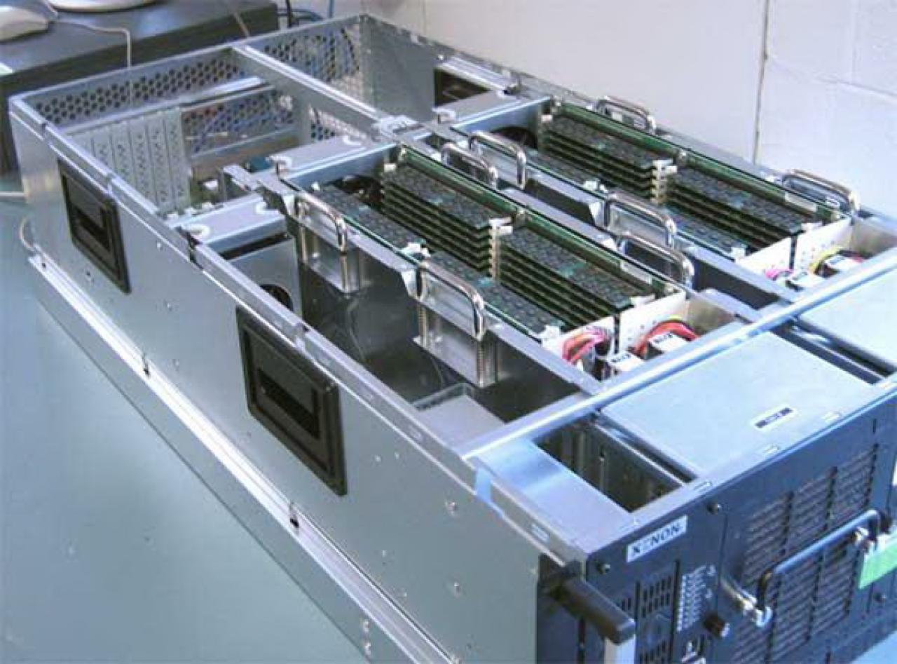 [17/01/2008] Hier sehen Sie eine Serverkonfiguration mit satten 128 GiByte Hauptspeicher...