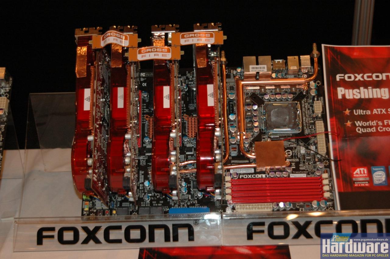[10/01/2008] Vier Radeons auf dem Prototypen-Board von Foxconn (mehr Bilder in der Galerie)