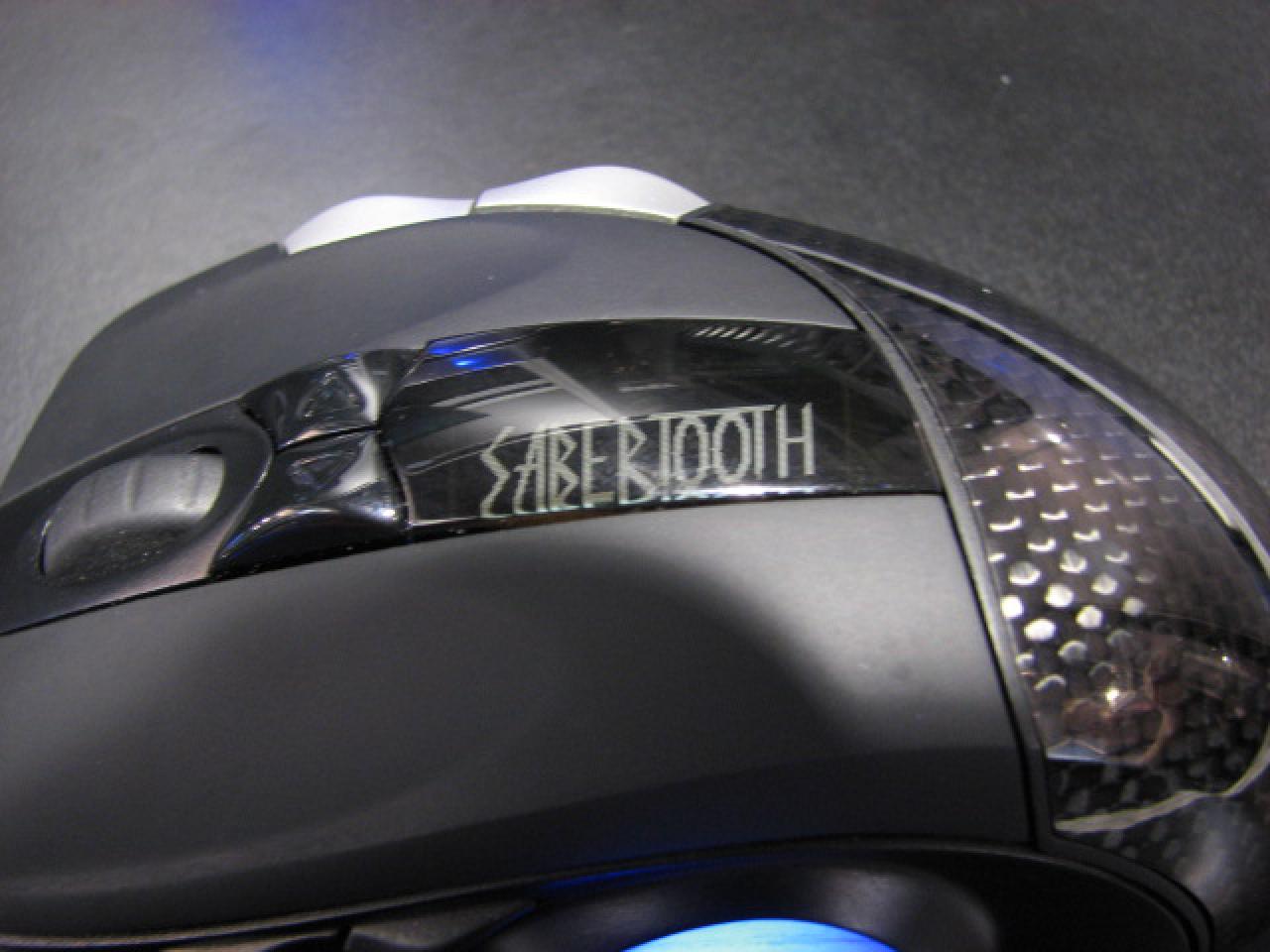 [11/01/2008] Silverstone Sabertooth-Maus: Hier gut zu erkennen, das OLED-Display mit 
