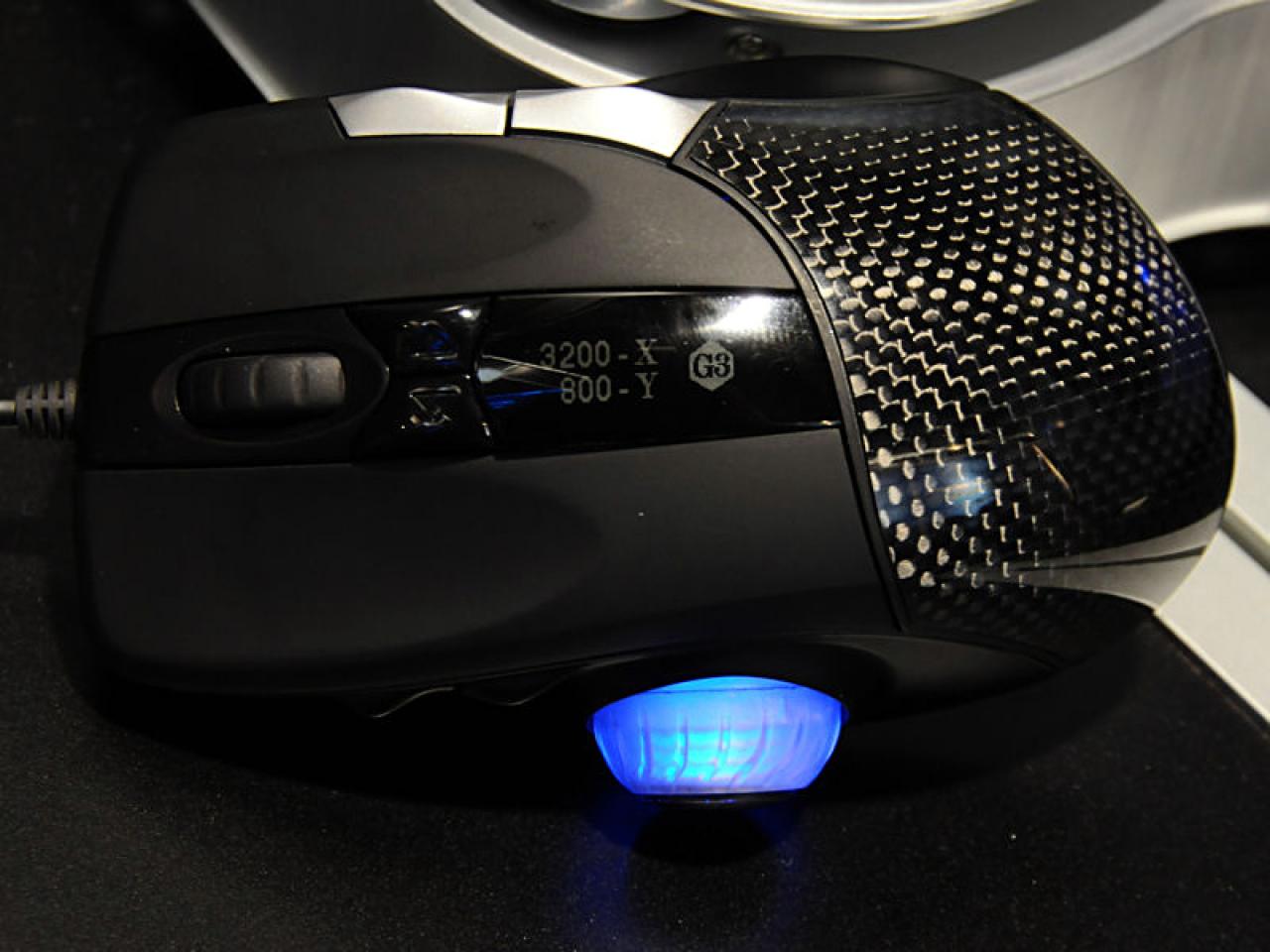 [11/01/2008] Silverstone Sabertooth-Maus: Anzeige der Einstellungen für X- und Y-Achse auf dem OLED-Dipslay ((Bild: Forums.vr-zone.com)