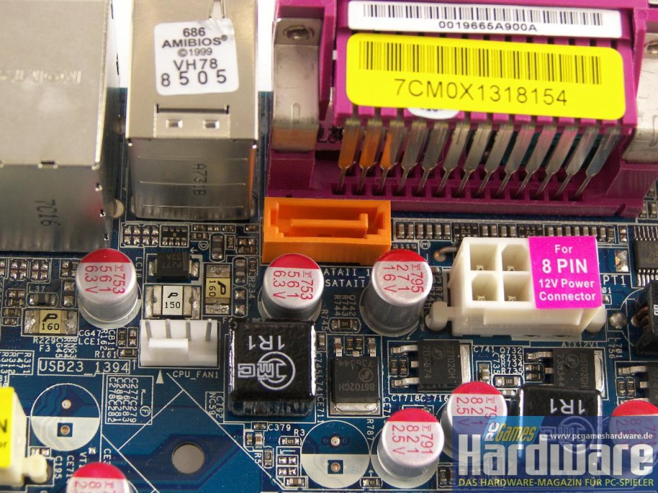 [17/01/2008] Asrock 4Core1600P35-WiFi+: Etwas unelegant wird der E-SATA-Anschluss über das Board gekabelt (Bild: PCGH)