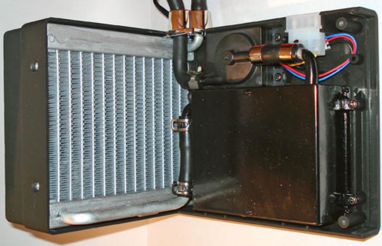 [24/02/2008] Sapphire HD3870 X2 Atomic Watercooled: Erstmalig betritt auch das Duo, bestehend aus Radiator und Pumpe, die Bühne