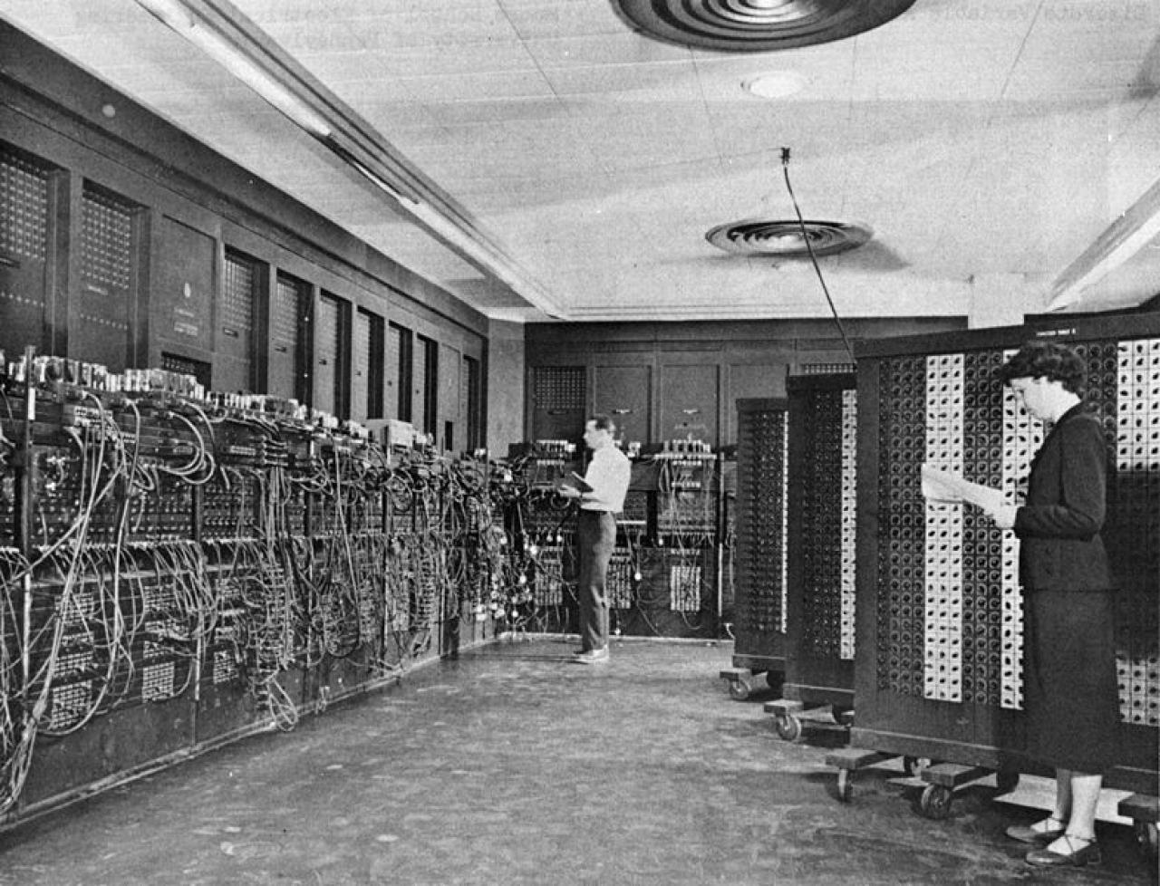 [13/02/2008] Der ENIAC war der schnellste und größte Rechner seiner Zeit, konnte aber nicht mehr als heute ein simpler Taschenrechner.