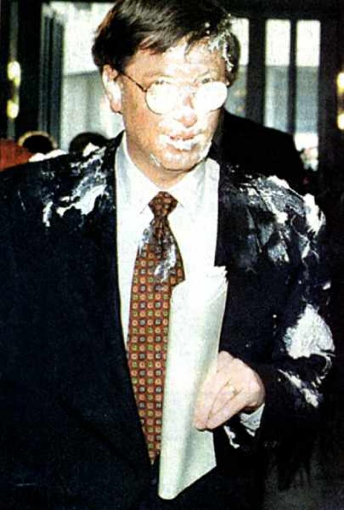 [01/02/2008] Bill Gates genießt seine Torte (Bild: complang.tuwien.ac.at)