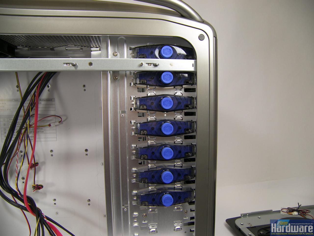 [22/02/2008] Cooler Master Cosmos S: Ein Blick auf die Laufwerksschächte