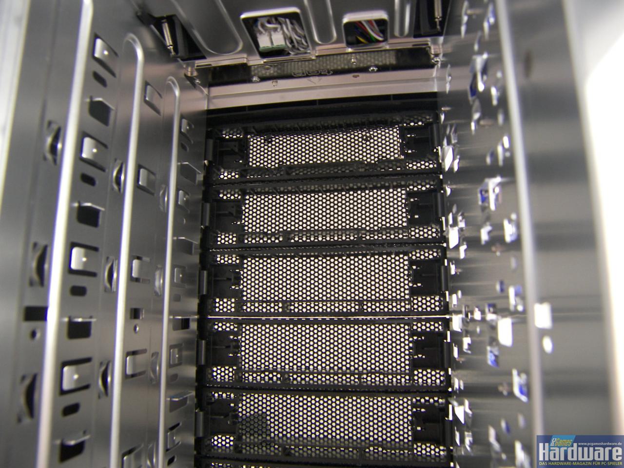 [22/02/2008] Cooler Master Cosmos S: Ein Blick auf die Laufwerksschächte