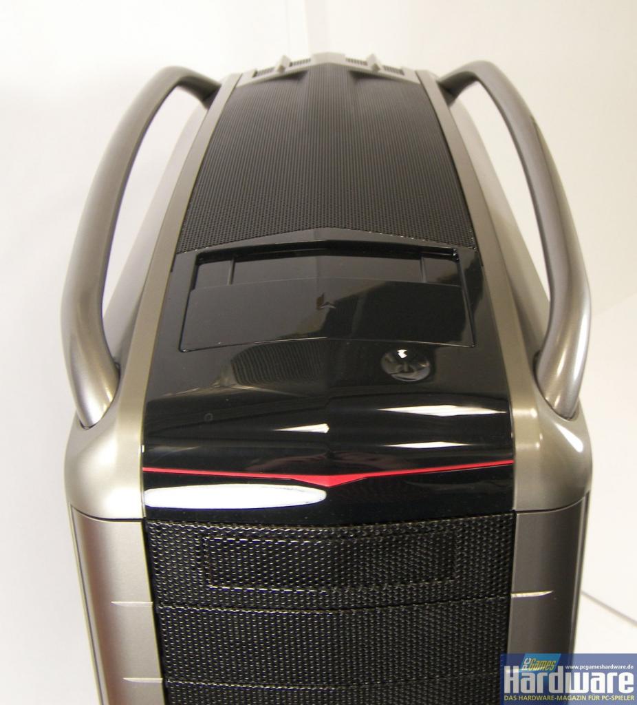[22/02/2008] Cooler Master Cosmos S: Die Oberseite verfügt nun über stabile Griffe. (Bild: PCGH)
