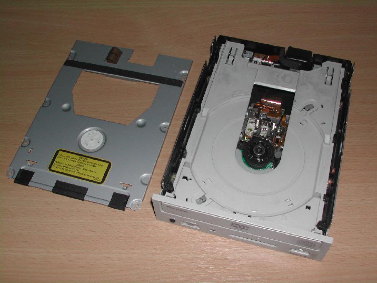 [09/02/2008] Ein geöffnetes DVD-Laufwerk. Zu sehen sind der Schlitten und der Pickup. (Bild: 360-szene.org)