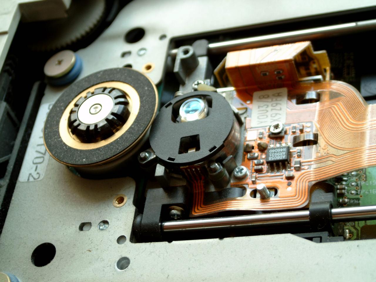 [09/02/2008] Mechanik aus einem älteren CD-ROM-Laufwerk (Bild: Wikipedia)