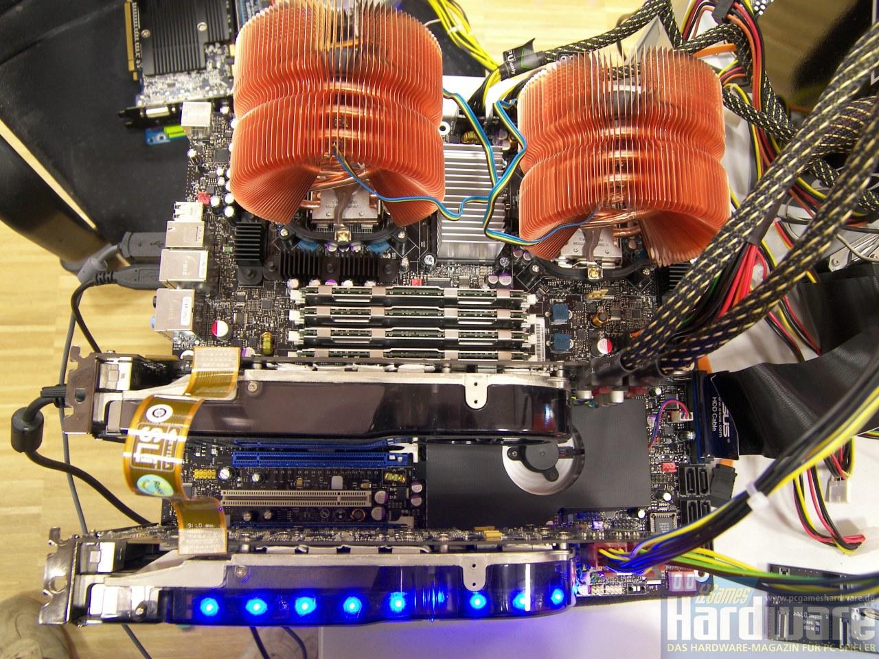 [03/02/2008] Skulltrail: Um die beiden Quadcore-CPUs zu kühlen, ntzen wir zwei CNPS9700LED vom Zalman. Intel empfiehlt den zweiten 12-Volt-Stecker beim Übertakten zu verwenden. Im Bild sind die beiden 8800 GTX, die bei dem Test der Stromaufnachme zum Einsatz kommen. (Bild: PCGH)