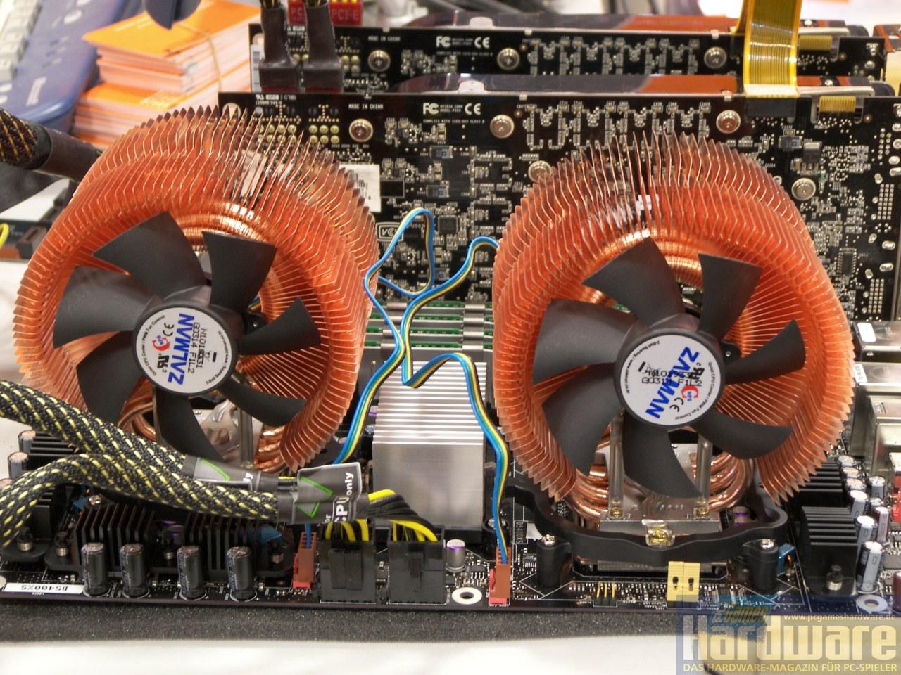[03/02/2008] Skulltrail: Um die beiden Quadcore-CPUs zu kühlen, ntzen wir zwei CNPS9700LED vom Zalman. Intel empfiehlt den zweiten 12-Volt-Stecker beim Übertakten zu verwenden. Im Bild sind die beiden 8800 GTX, die bei dem Test der Stromaufnachme zum Einsatz kommen. (Bild: PCGH)