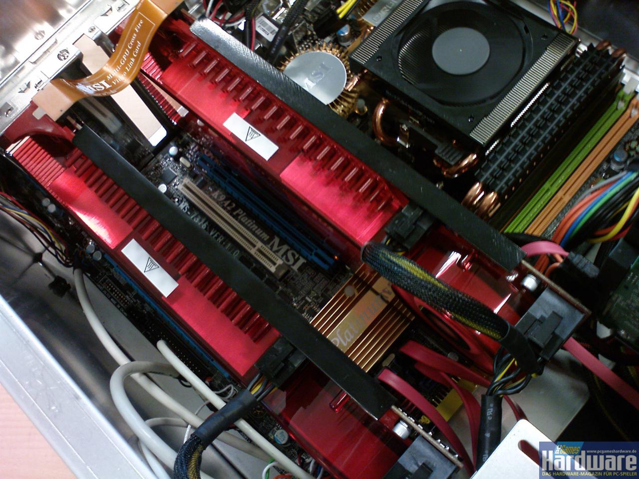 [20/02/2008] AMD Quad-Crossfire: Zwei HD3870 X2 bei der Arbeit (Bild: PCGH) - mehr Bilder in der Galerie.