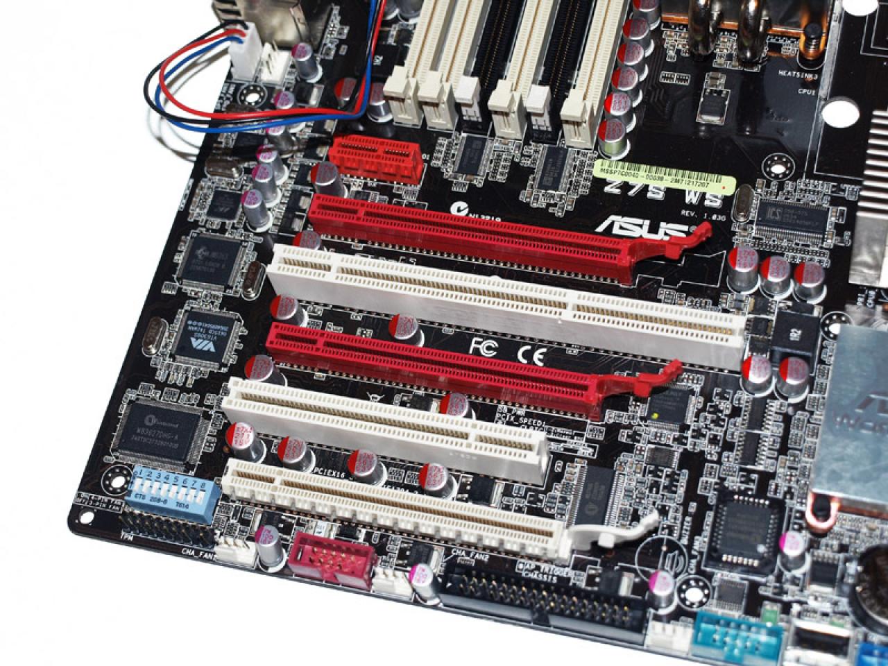 [17/02/2008] Asus Z7S WS: Die Platine verfügt über zwei PCI-EXpress-2.0-x16-Slots, das Intel-Pendant unterstützt lediglich PCI-Express-1.1(Bild: Hothardware.com)