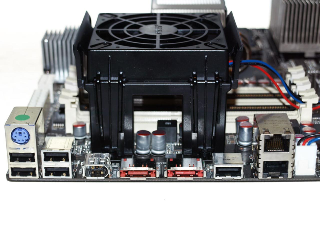 [17/02/2008] Asus Z7S WS: Hier sehen Sie das I/O-Panel (Bild: Hothardware.com)