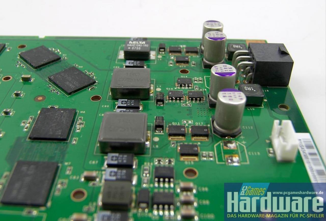 [21/02/2008] Geforce 9600 GT Review:Der Aufbau der Stromversorgung ist übersichtlich, wird im Normalfall aber komplett vom Kühler verdeckt (Bild: PCGH)