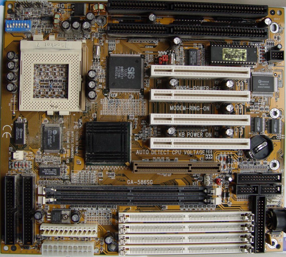 [01/03/2008] Sockel-7-Mainboard mit ISA- und PCI-Steckplätzen, sowie einem AGP-Steckplatz (Bild: mail.lipsia.de/~enigma/neu/pictures.html)