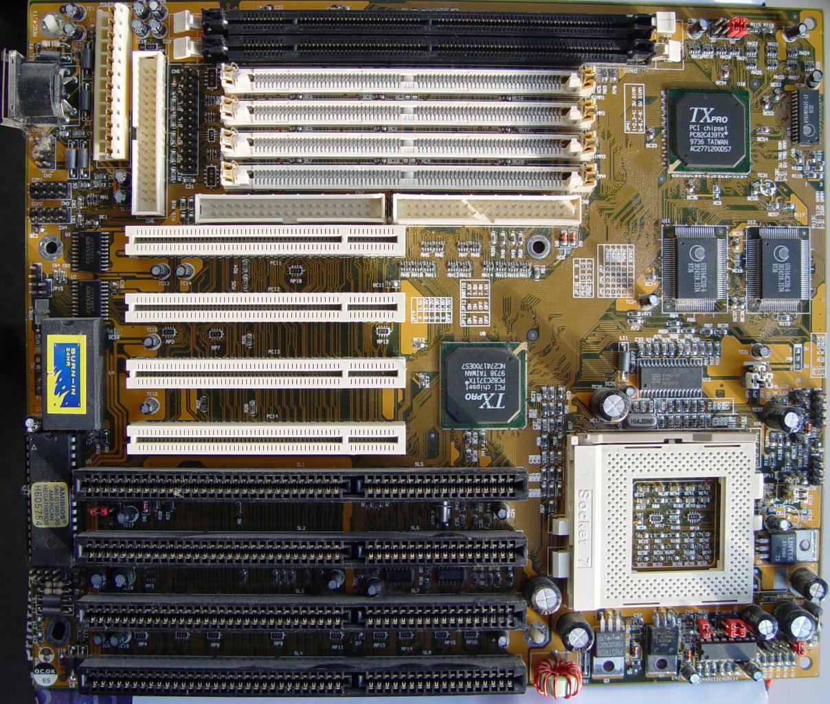 [01/03/2008] Sockel-7-Mainboard mit eher unglücklichem Layout (Bild: mail.lipsia.de/~enigma/neu/pictures.html)