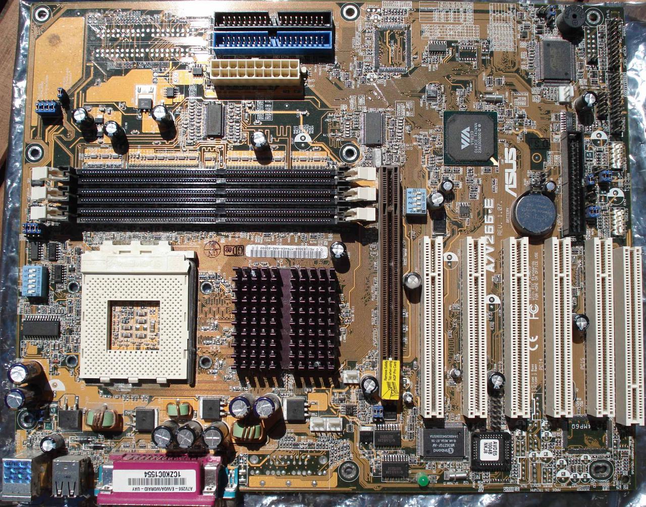 [01/03/2008] Mainboard im ATX-Format und Sockel A. (Bild: mail.lipsia.de/~enigma/neu/pictures.html)