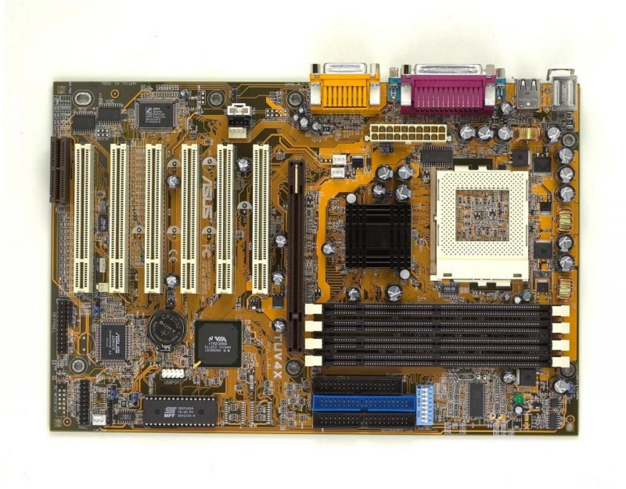 [01/03/2008] Zu Pentium-III-Zeiten keine schlechte Platine: Asus TUV4X für den Sockel 370 (Bild: clubic.com)