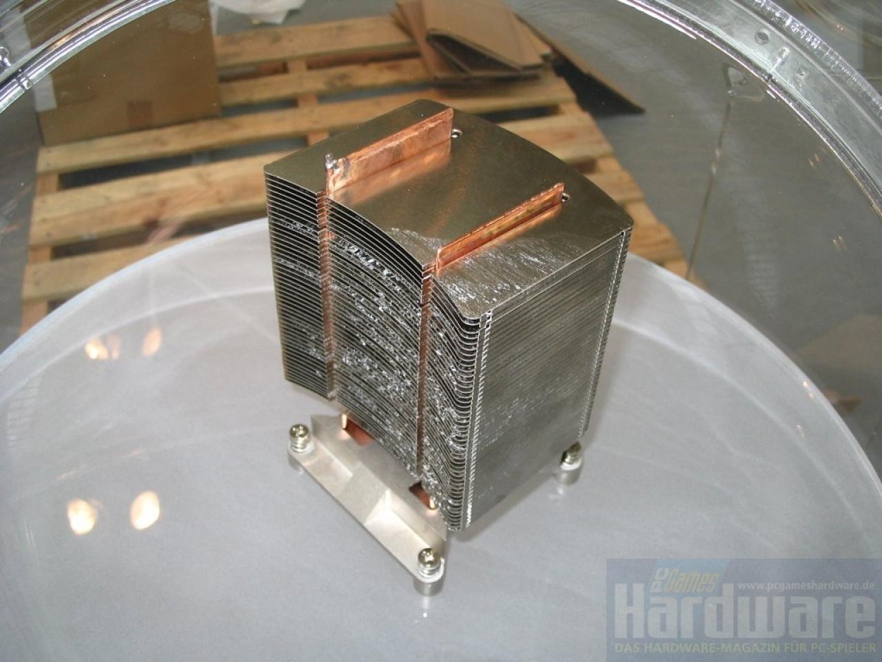[03/03/2008] Dafür ist der Kontakt der Heatpipe zu den Kühlrippen kleiner. (Bild: PCGH)