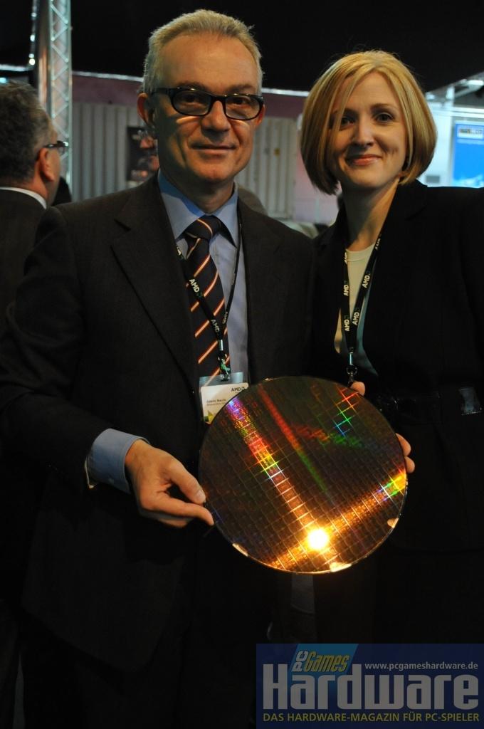 [04/03/2008] Alberto Macchi und eine Kollegin halten stolz den ersten 45-Nanometer-Wafer für Phenom-CPUs. (Bild: PCGH)