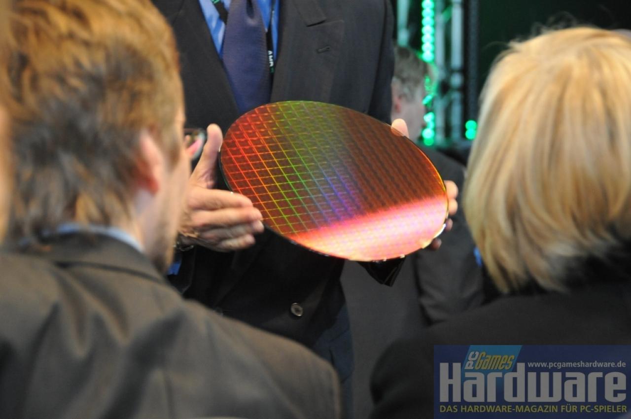 [04/03/2008] Alberto Macchi und eine Kollegin halten stolz den ersten 45-Nanometer-Wafer für Phenom-CPUs. (Bild: PCGH)