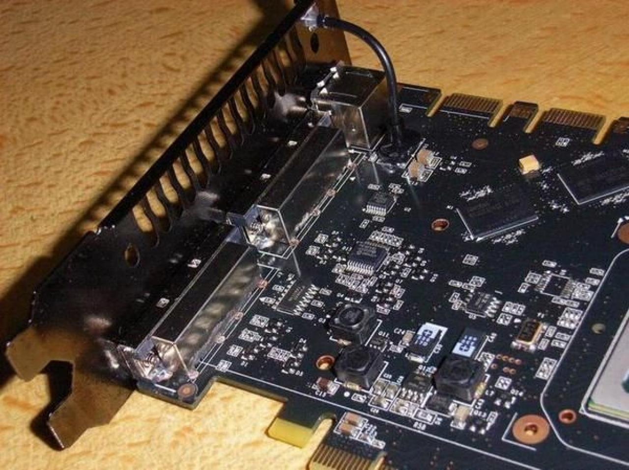 [05/03/2008] Nvidia Geforce 9800GTX: Das schwarze Kabel an der Anschlussblende versorgt eine Power-LED mit Strom (Bild: Expreview.com)
