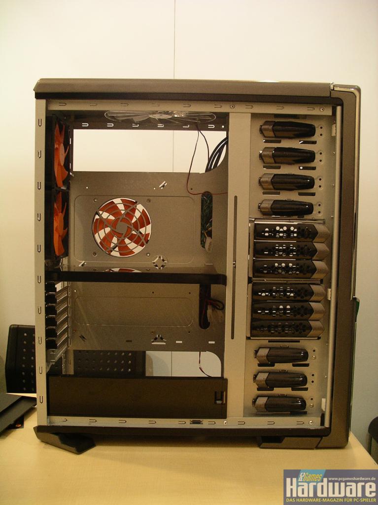 [06/03/2008] Thermaltake: Die große Version des noch namenlosen Gehäuses (Bild: PCGH)