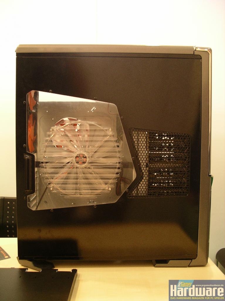 [06/03/2008] Thermaltake: Die große Version des noch namenlosen Gehäuses (Bild: PCGH)