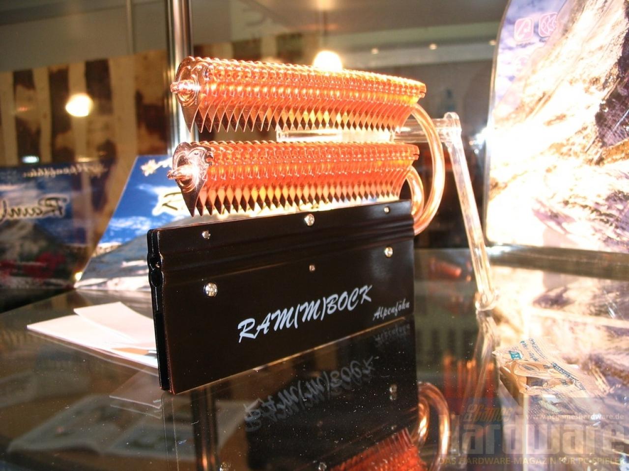 [06/03/2008] Alpenföhn Ram(m)bock - Heatpipe-Kühlung für den Arbeitsspeicher. Nötig ist solcher Kühlaufwand nur bei extremen Overclocking-Versuchen. (Bild: PCGH)