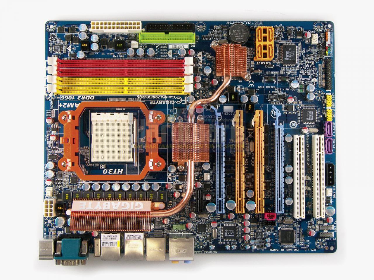 [07/03/2008] 790FX: Gigabyte MA790FX-DQ6 (Bild: PCGH)