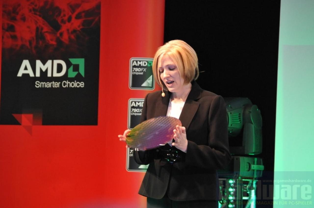 [07/03/2008] Leslie Sobon präsentierte einen Wafer der neuen 45-Nanometer-Chips. (Bild: PCGH)