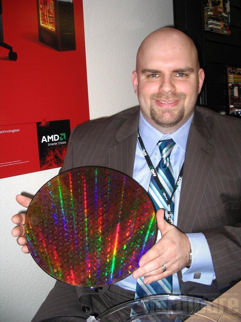 [07/03/2008] Aus der Hand gab Ian McNaughton den Wafer leider nicht. (Bild: PCGH)