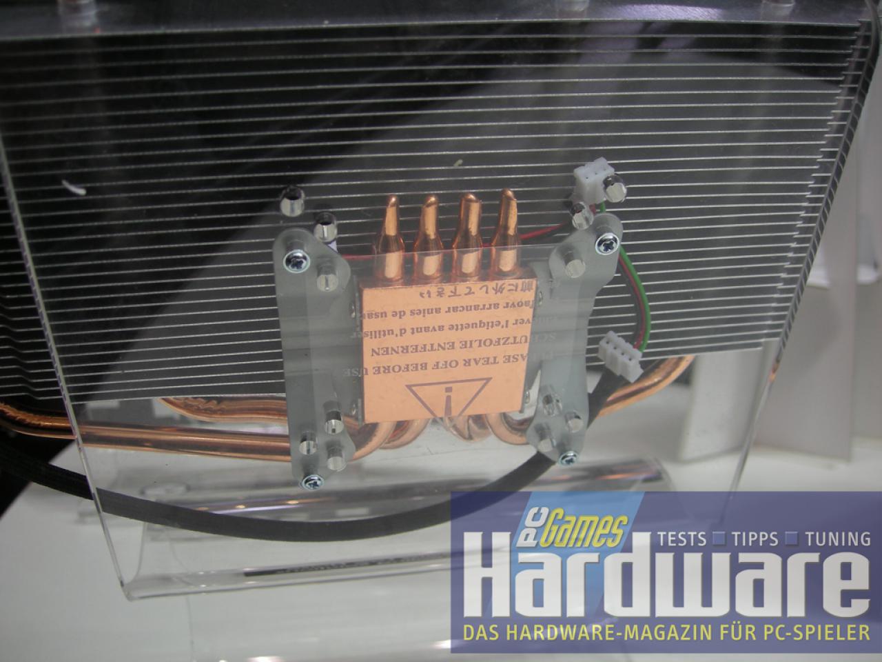 [10/03/2008] Arctic Cooling: Der Accelero Twin Turbo von unten, die vier Heatpipes sind gut zu erkennen. (Bild: PCGH)