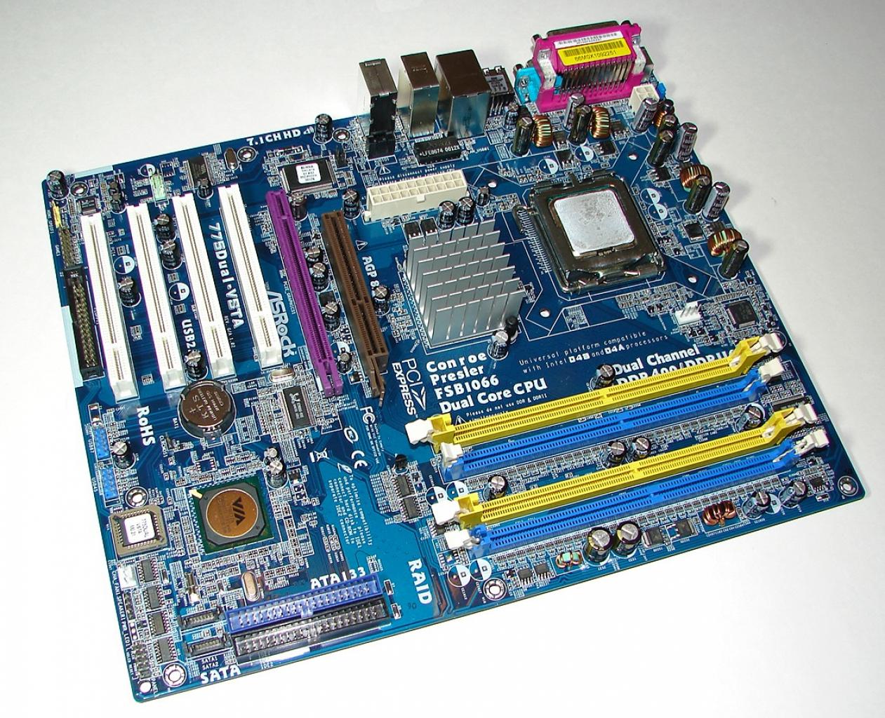 [01/03/2008] Low-Budget-Hersteller Asrock ist bekannt für kreative Lösungen und kombiniert Standards, die Aufrüster glücklich machen.