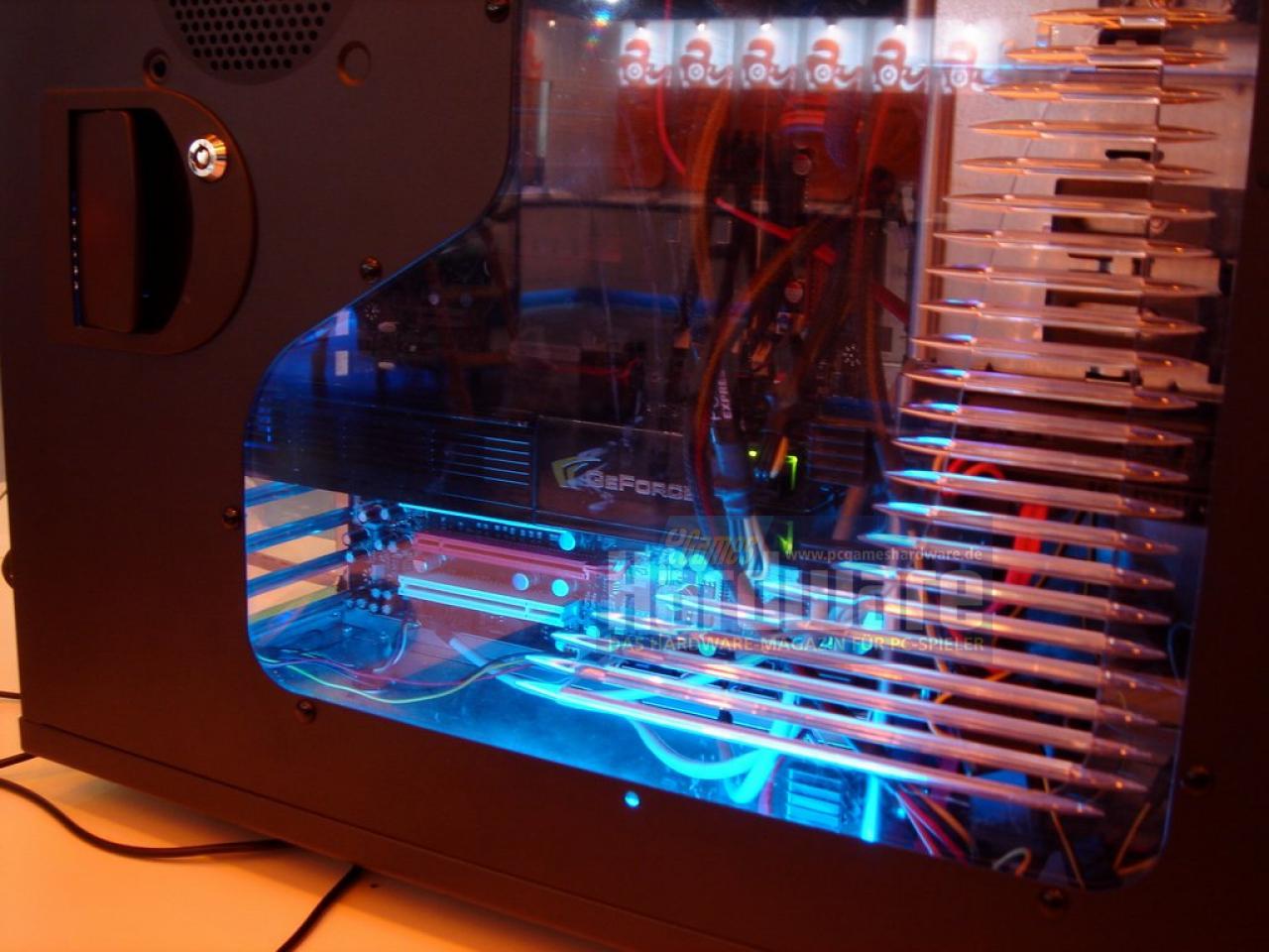 [03/03/2008] Hybrid SLI mit 9800GX2: Foxconn präsentiert ein entsprechendes System (Bild: PCGH)