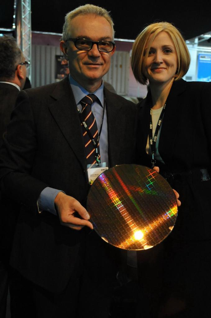 [04/03/2008] Der Wafer in den Händen der AMD-Verantwortlichen