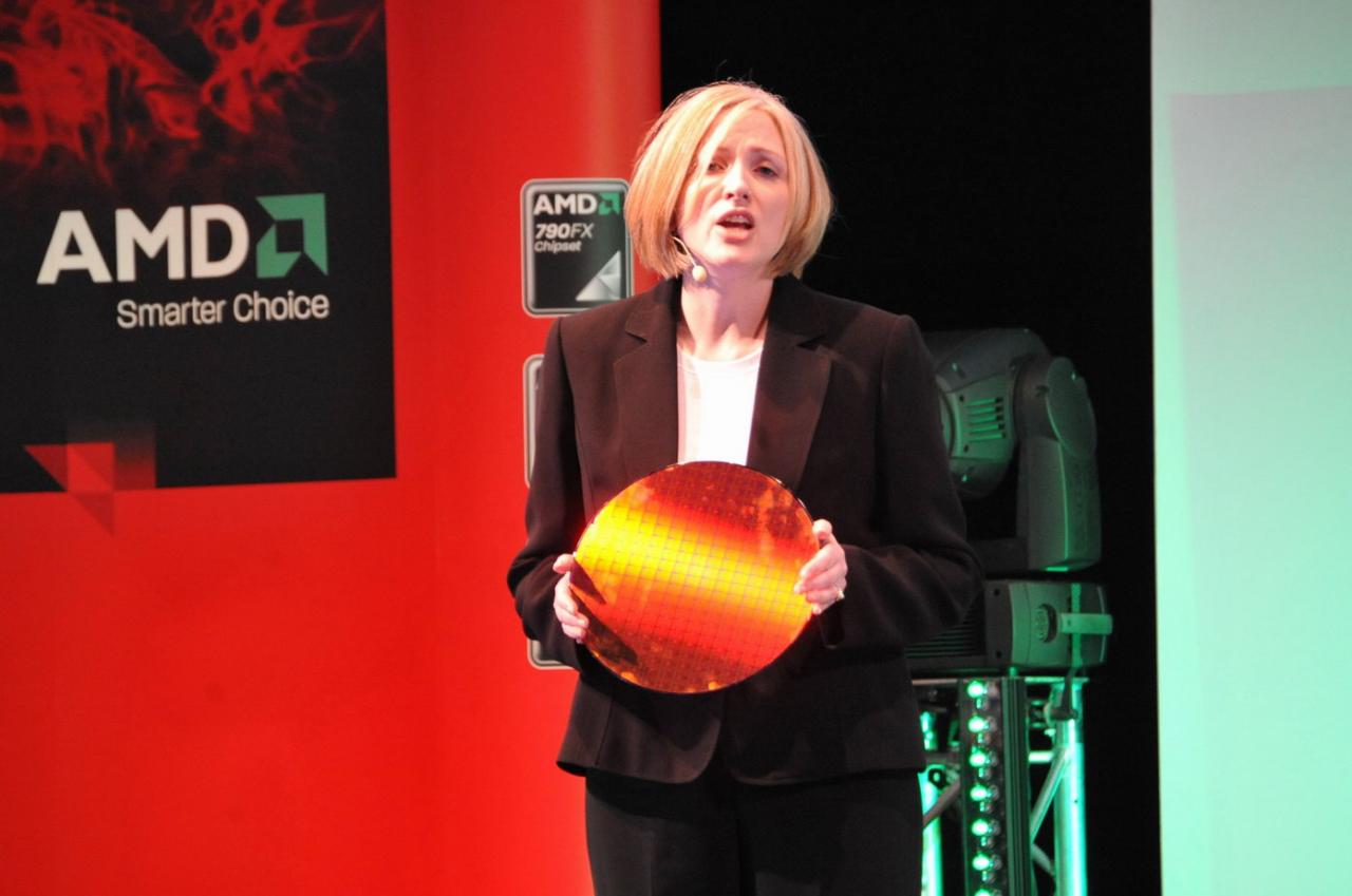 [04/03/2008] Leslie Sobon mit dem 45nm-Wafer.